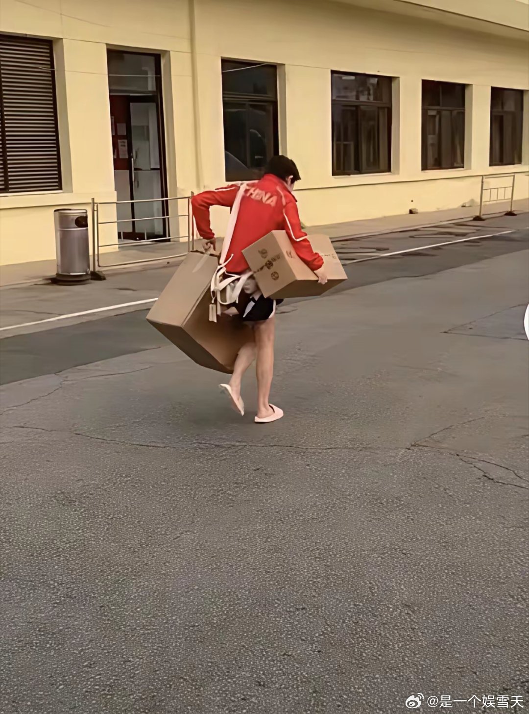2023年，张家齐妈妈拍的，还配文：不矫情也不娇气的女汉子。​现在，张家齐自己养