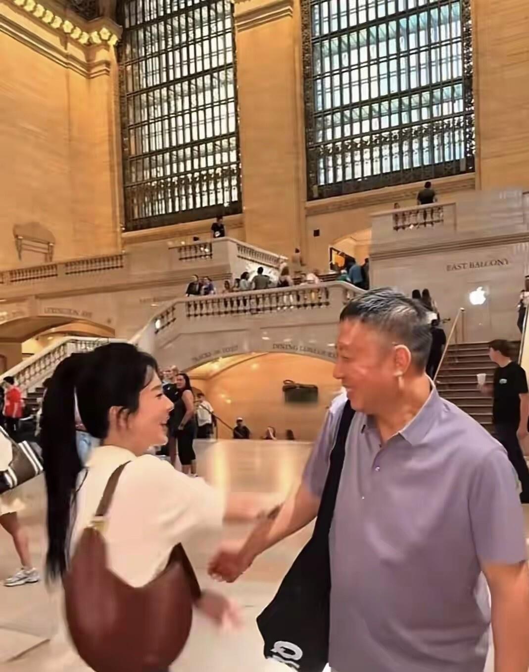 哇！杨紫带爸妈游纽约！一家三口在中央车站合影时，杨紫跟爸爸打闹了起来，爸爸好宠啊