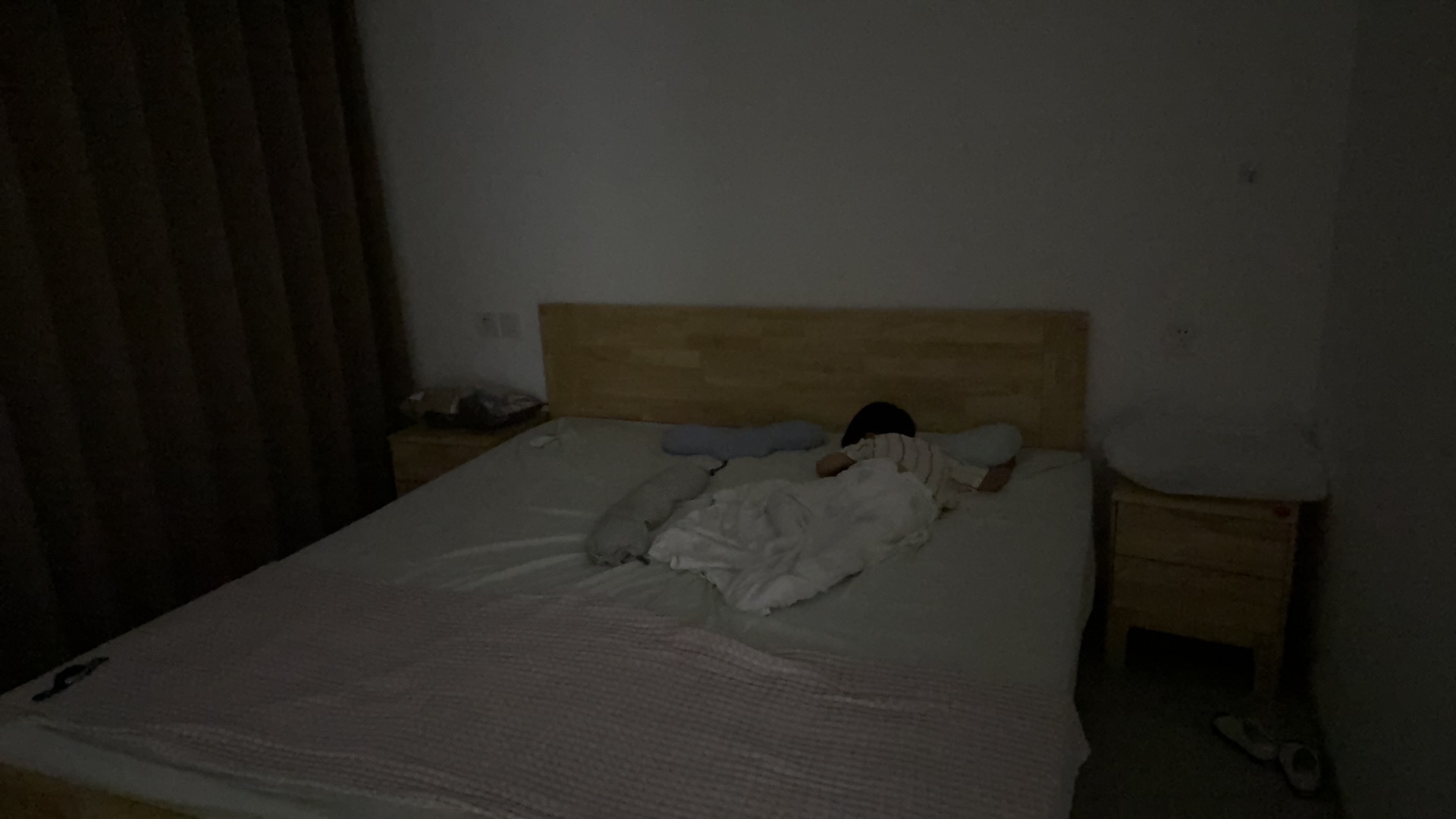 晚安咯，老王刚剪完视频，小王已经熟睡很久了 