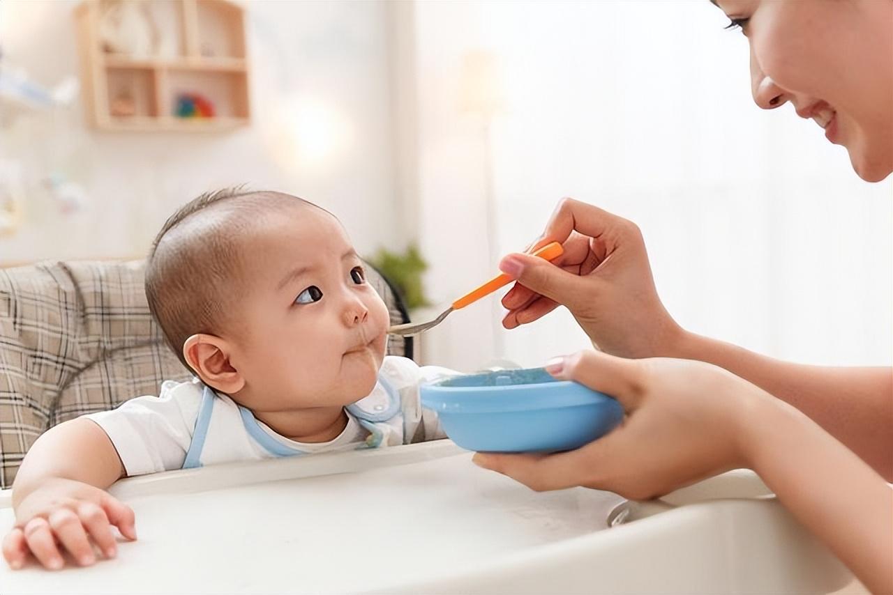 婆婆过早给婴儿添加辅食引争议，宝妈痛心疾首：科学育儿不容忽视

在育儿观念日新月