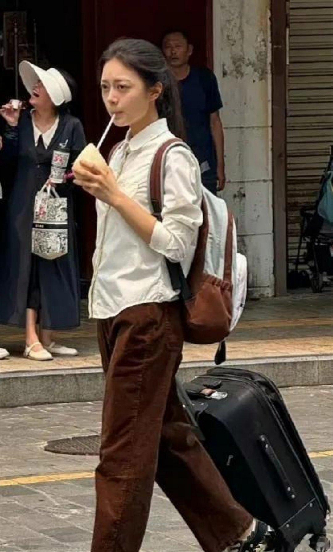 这个是赵今麦的新剧路透嘛[开摆]那种大学生清澈愚钝的感觉拉满了 ​​​