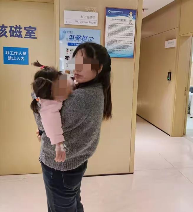 医德何在？甘肃平凉，女子顺产过程中，突发脐带脱垂，医生在麻药没有生效的情况下，就