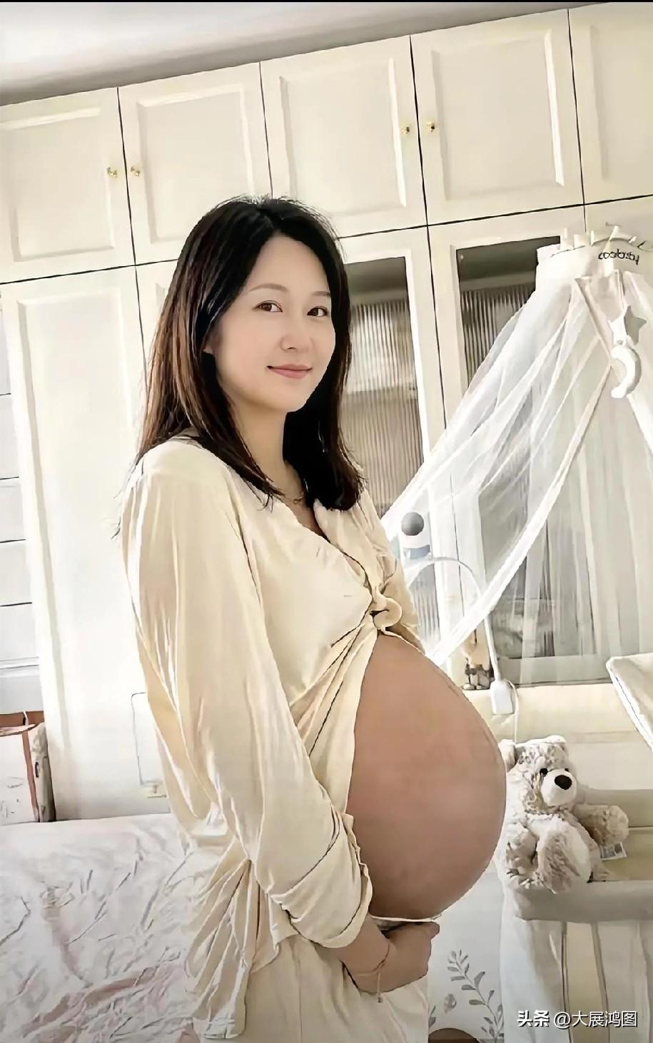 孕期这段美好时光里，那温柔的笑容与圆润的孕肚，洋溢着满满的幸福感！🌟💕怀孕背