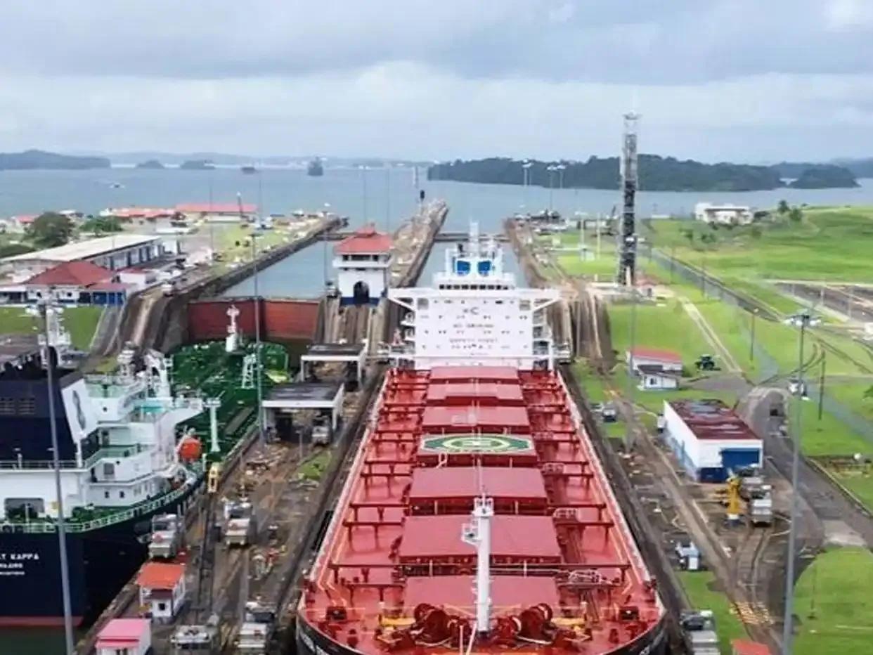 国际航运业权威媒体《劳氏日报》报道：所有挂着巴拿马国旗的船只，只要进入中国港口，