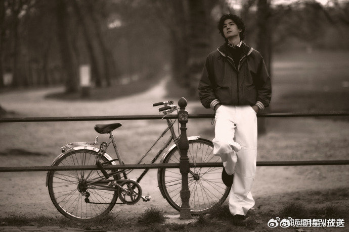 收到王一博来自巴黎的明信片王一博Bolog的法式浪漫 王一博工作室更新巴黎Bo-