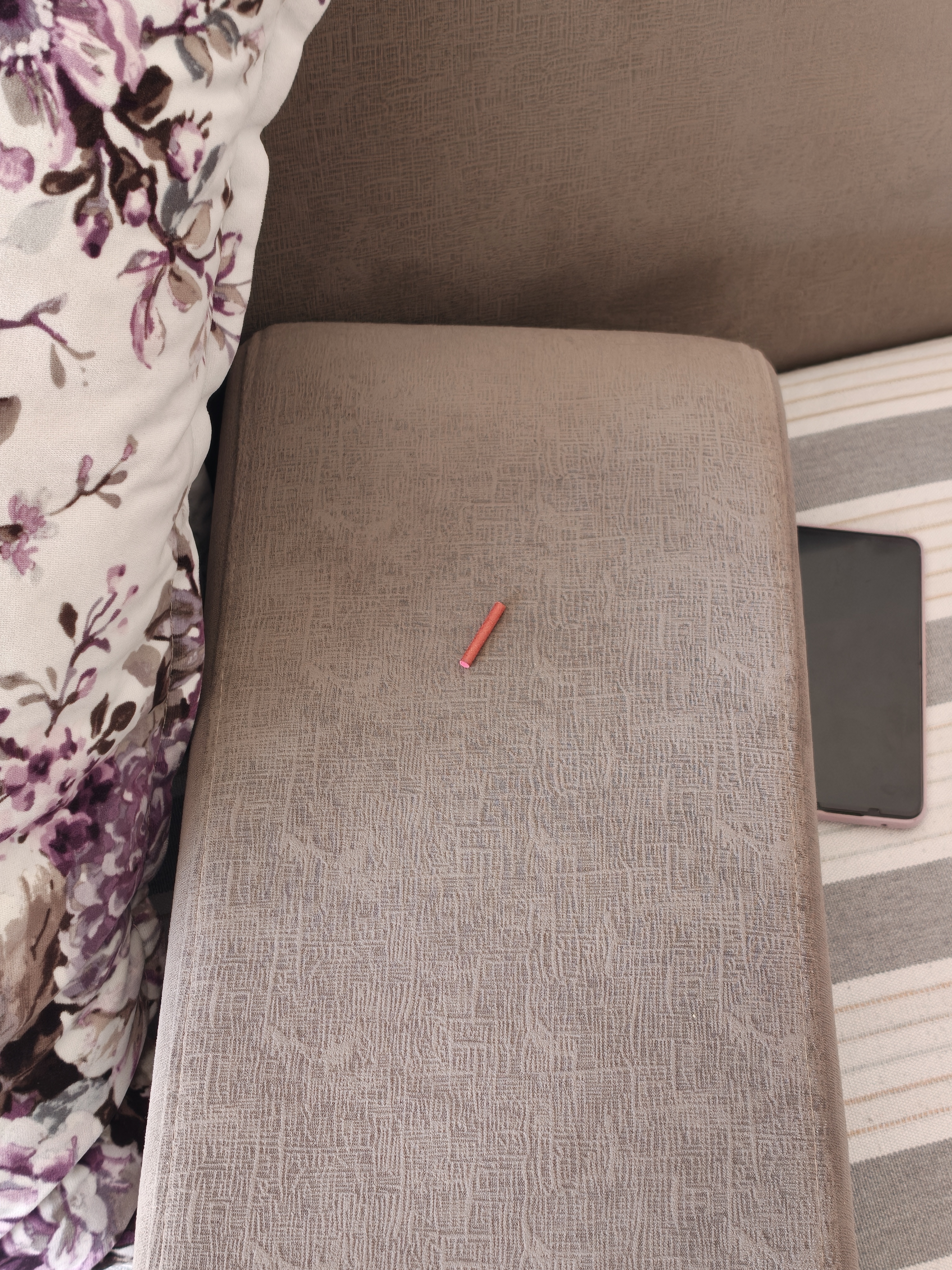 小朋友把擦炮放在沙发上，这是想害我啊 