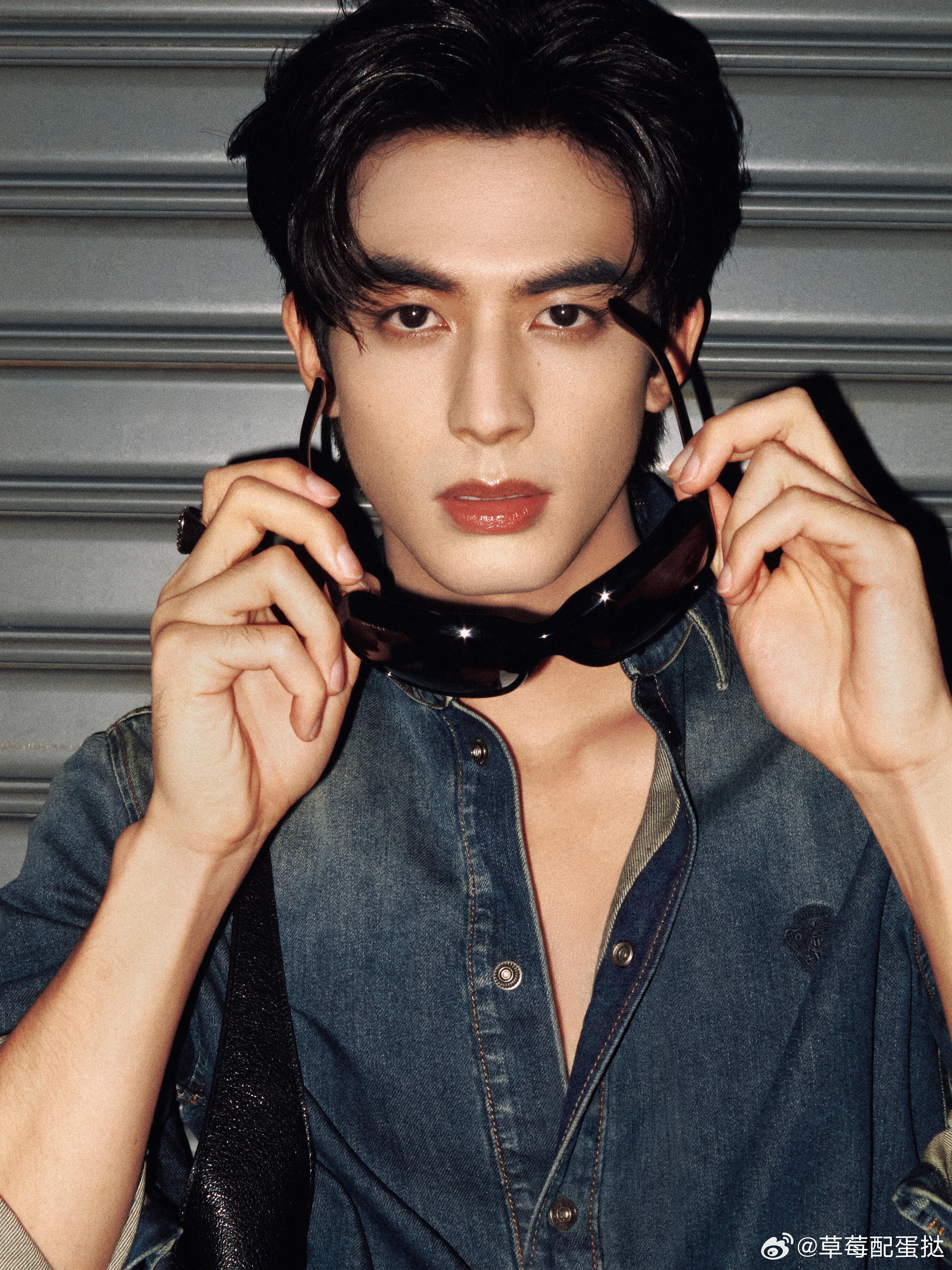 宋威龙认证自己的左脸很帅 咱就是说，宋威龙这左脸帅得也太理直气壮了！360度无死