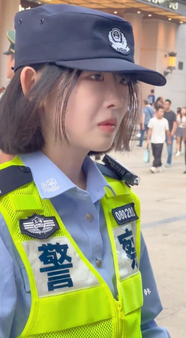 上海街头来了位大耳朵学警小姐姐，今年是她第二次国庆南京路步行街上执勤。10月3日