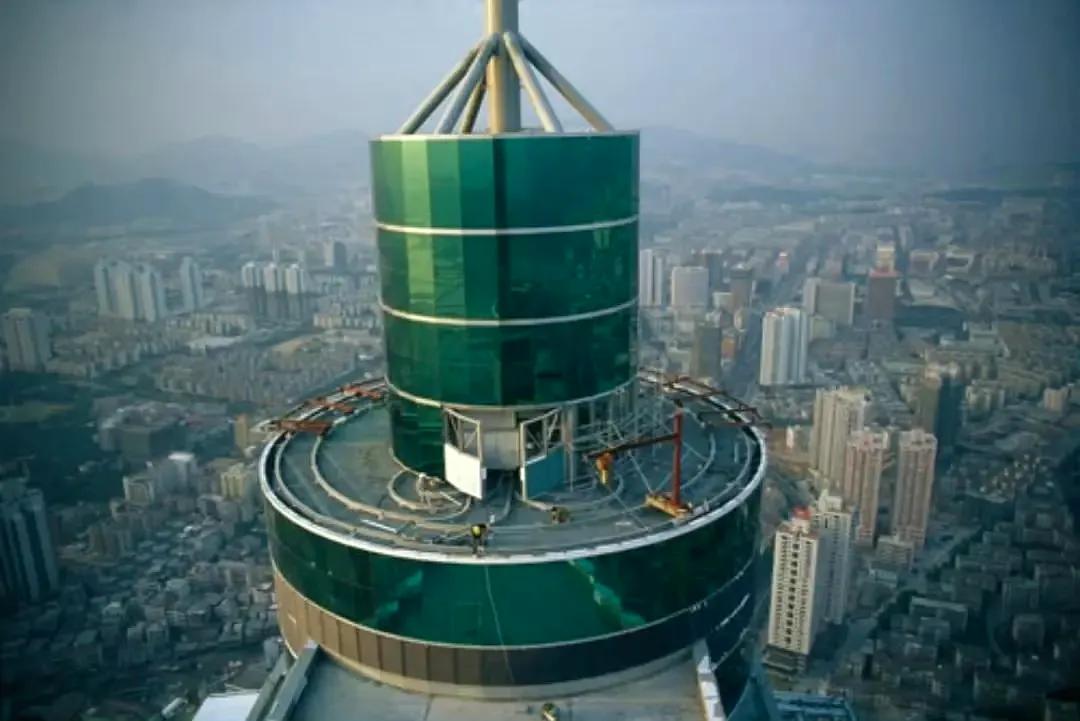 1995年，深圳，在建的地王大厦，即将竣工。 ​