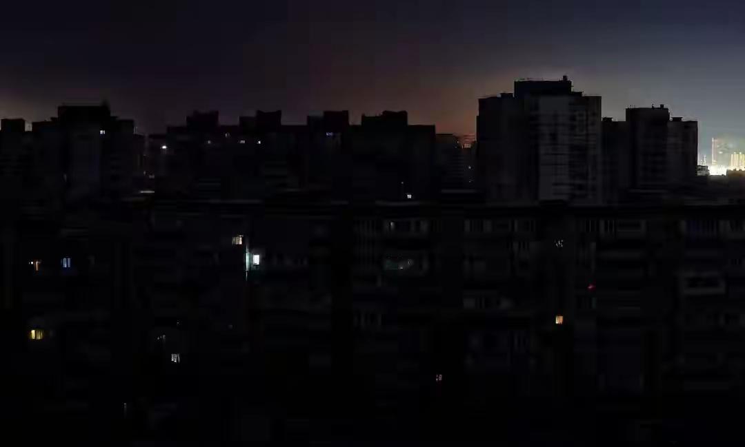 俄军夜间空袭乌克兰首都基辅市 乌克兰地区进入紧急停电状态。
