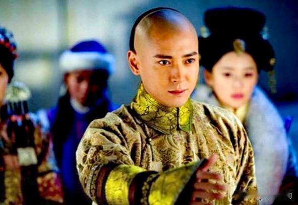 1626年，努尔哈赤死了，大妃阿巴亥被逼殉葬。多尔衮十五岁，多铎十三岁，他们亲眼