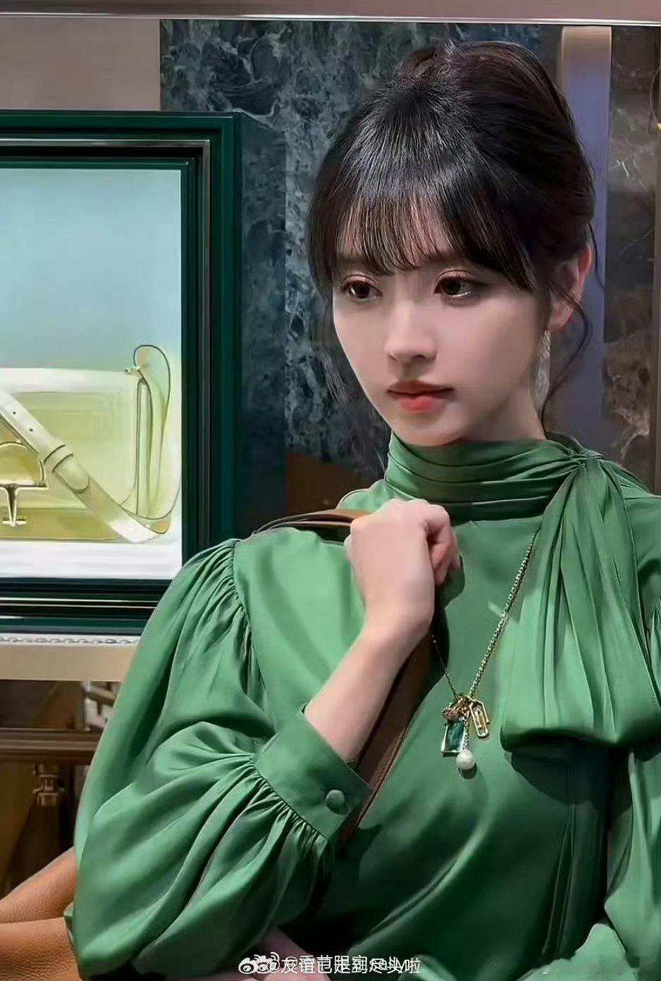 田曦薇王楚然GUCCI活动的造型都是高领复古造型诶，两位都好漂亮。豪门千金姐妹花