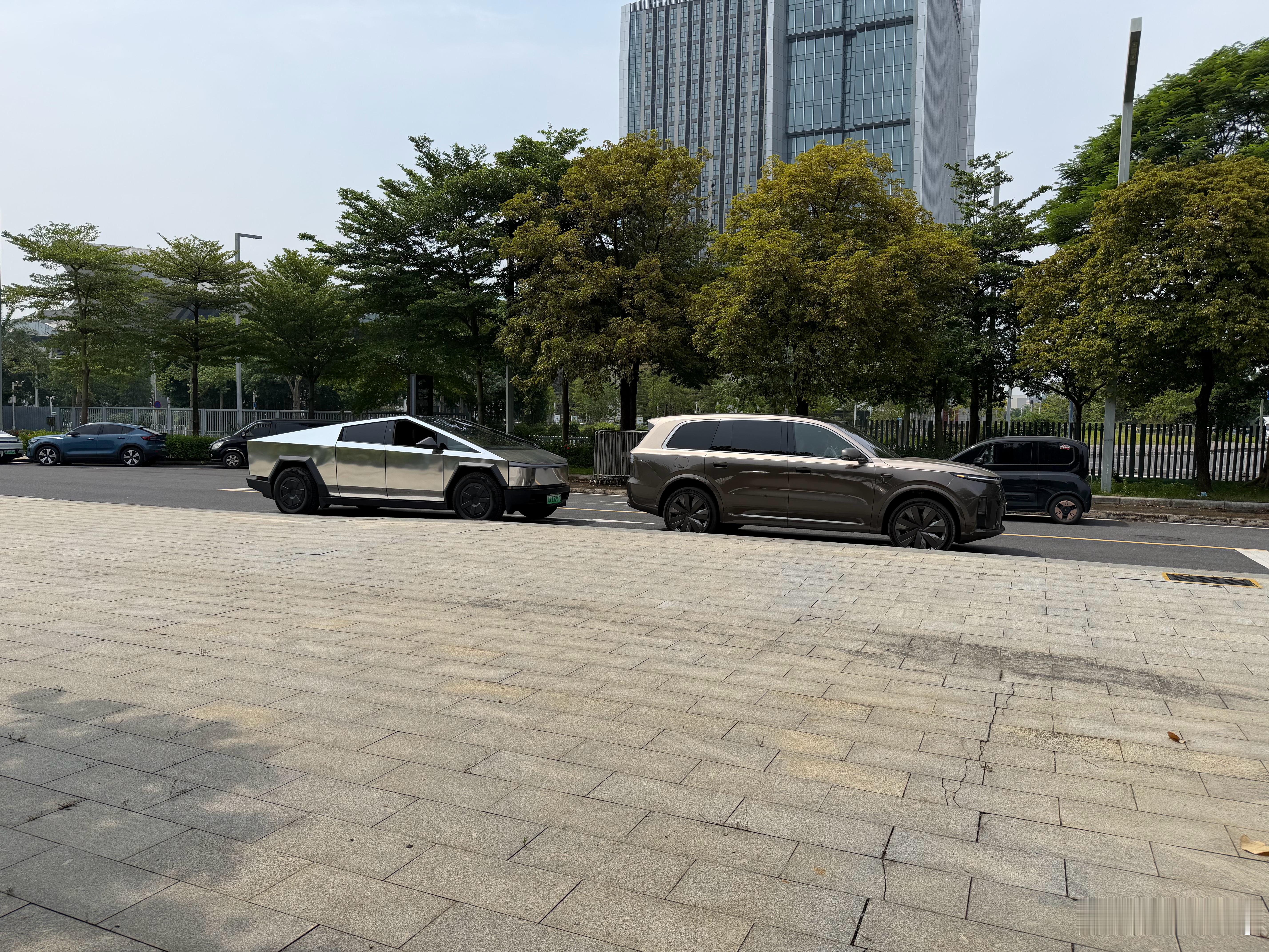 赛博皮卡跟理想Livis同框 
