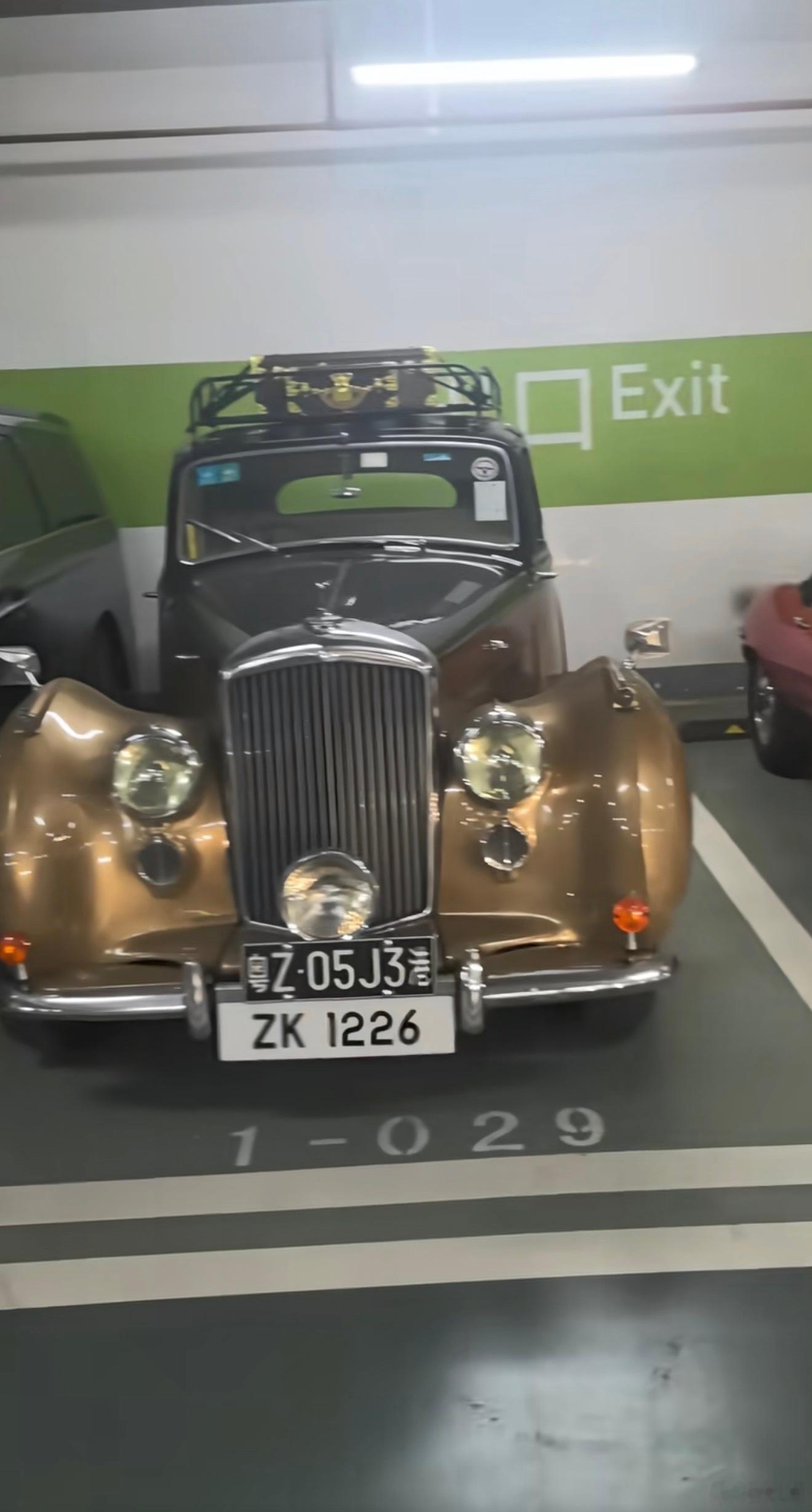 这两台车的年纪比爷爷的年纪要大！ 