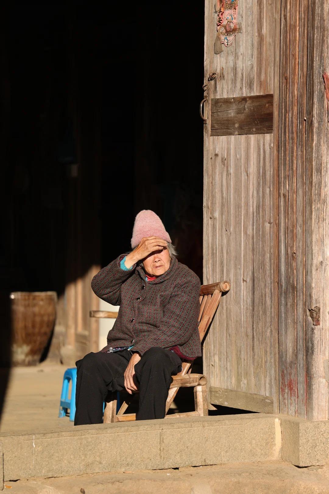 不管是男生还是女生
在农村如果到适龄年轻不结婚
都会被人指指点点的
如果是女生