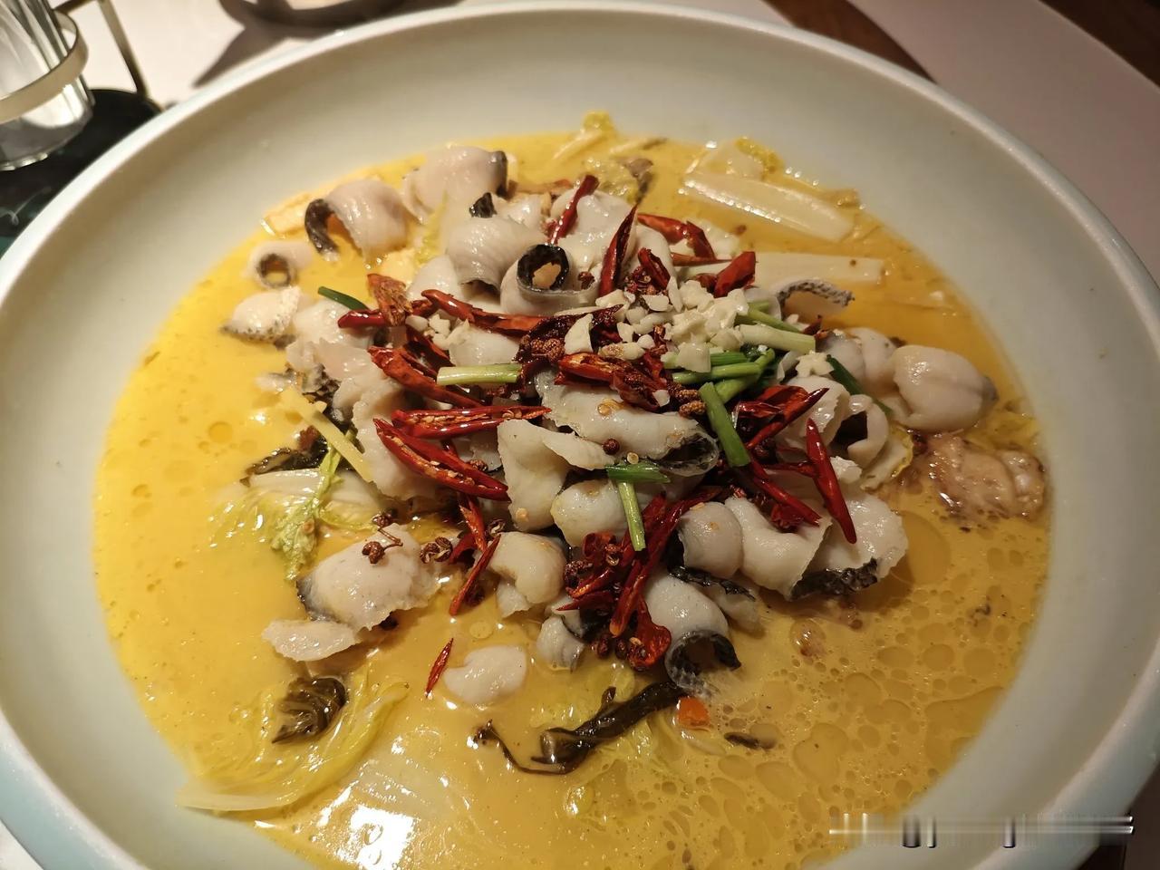 在湖南本地的湘菜消费感觉比在广东要划算多了。这样一份饭菜不到一百块，如果在广州深