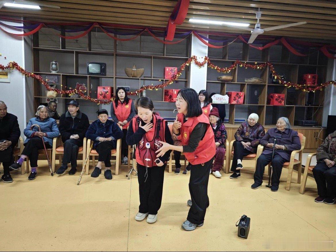 十余载公益坚守赋能台州仙居老年幸福生活 扎根浙江仙居十余年，陈伟仙始终坚守护老公