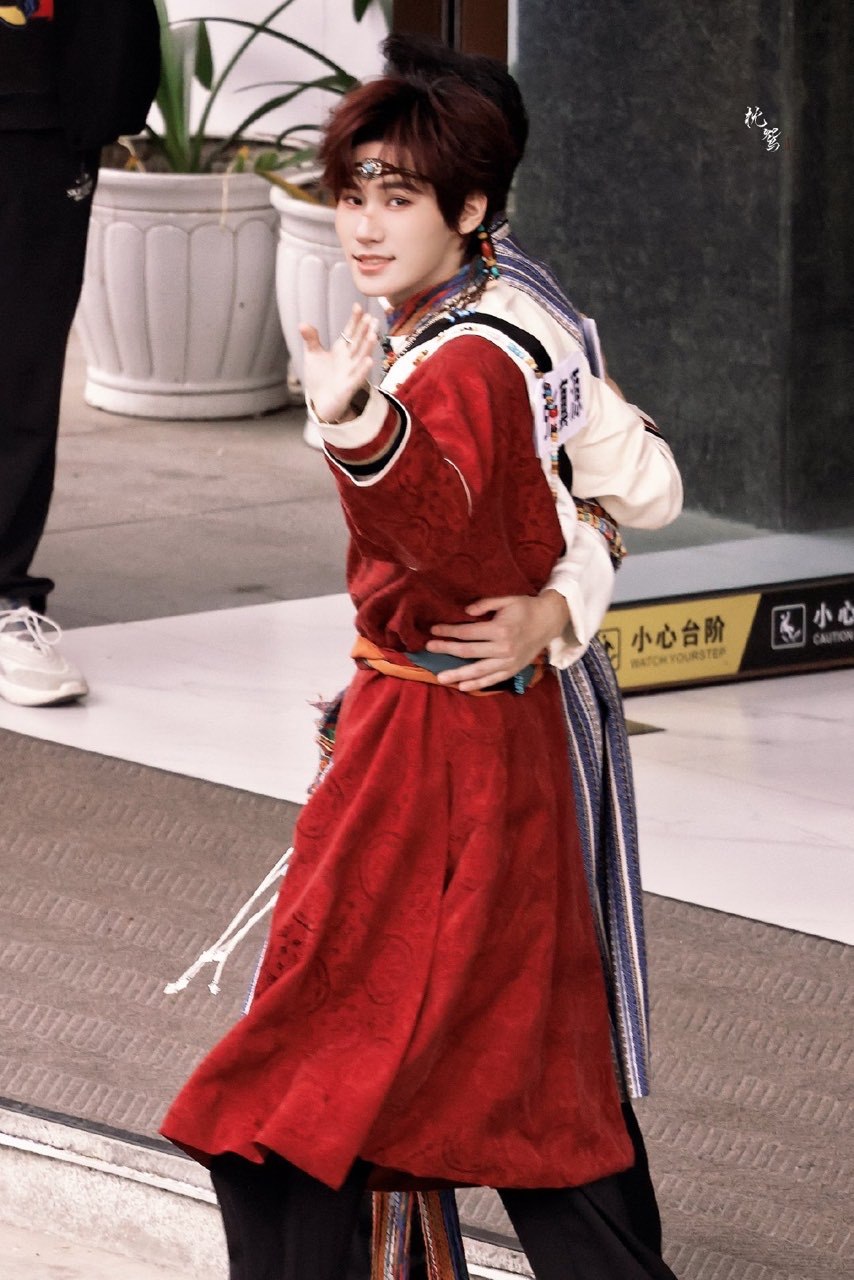 娱乐[超话]奔跑吧天路篇藏服奔跑吧天路篇藏服造型 ​​​能不能边录边播 ​​​