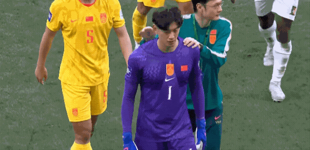 半场比赛结束，国足暂时0：2落后喀麦隆，要知道喀麦隆还是非洲没有打进世界杯的球队