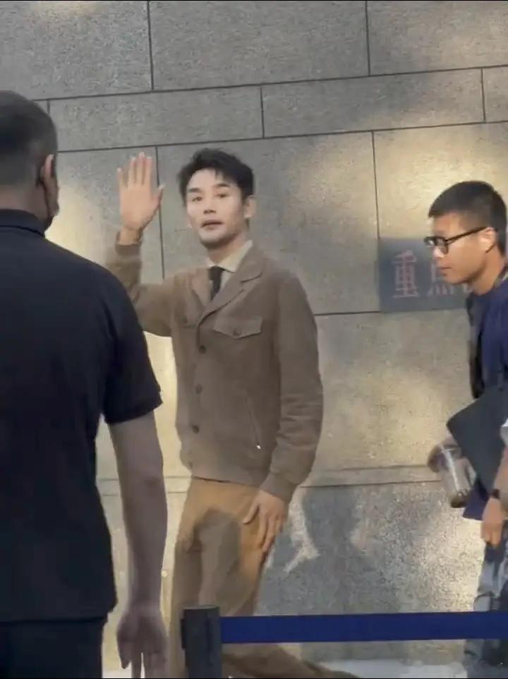 不愧是帅过胡歌靳东的那个男人，一出场就迷倒了万千少女！[偷笑][偷笑]胡歌靳东王