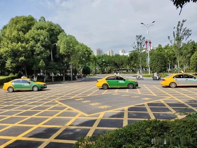 驾校彻底凉凉！高考后为啥无人学车，不是孩子懒，是00后太清醒。

放在几年前高考