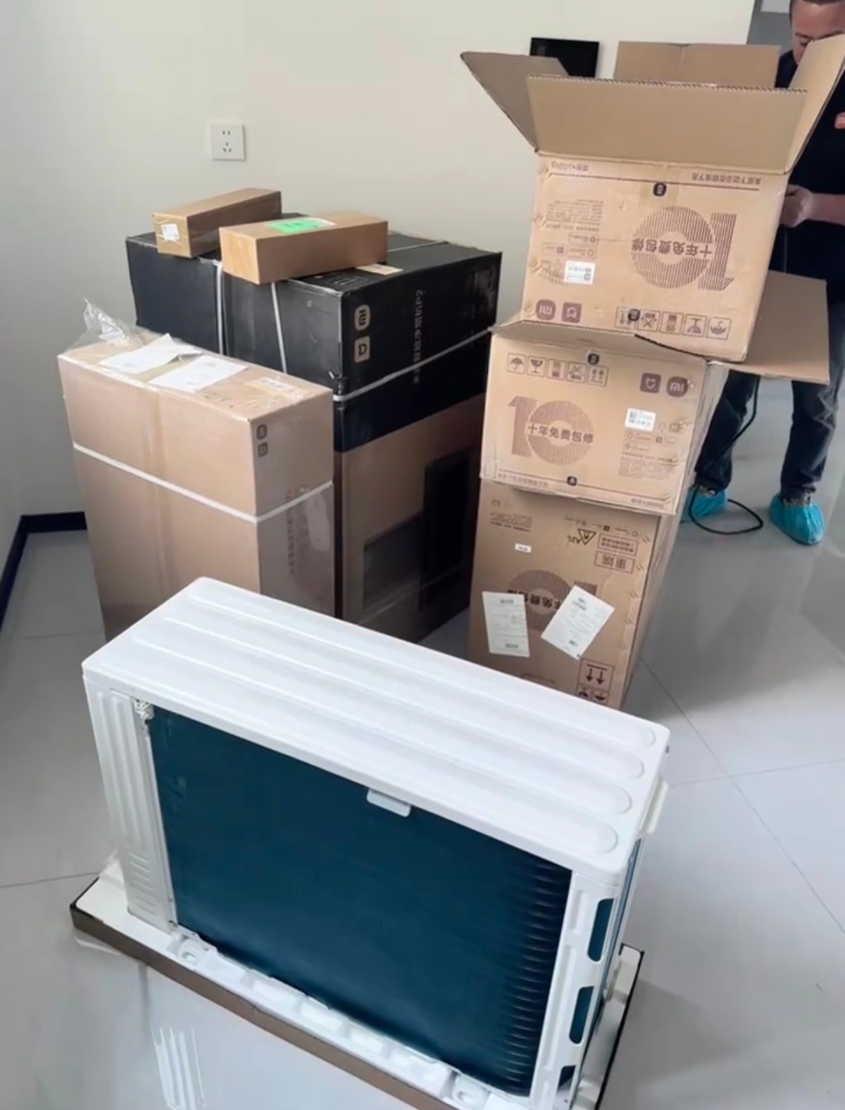 小米空调更新了外包装，增加「10年免费包修」标识。好的政策就应该让消费者知道，小