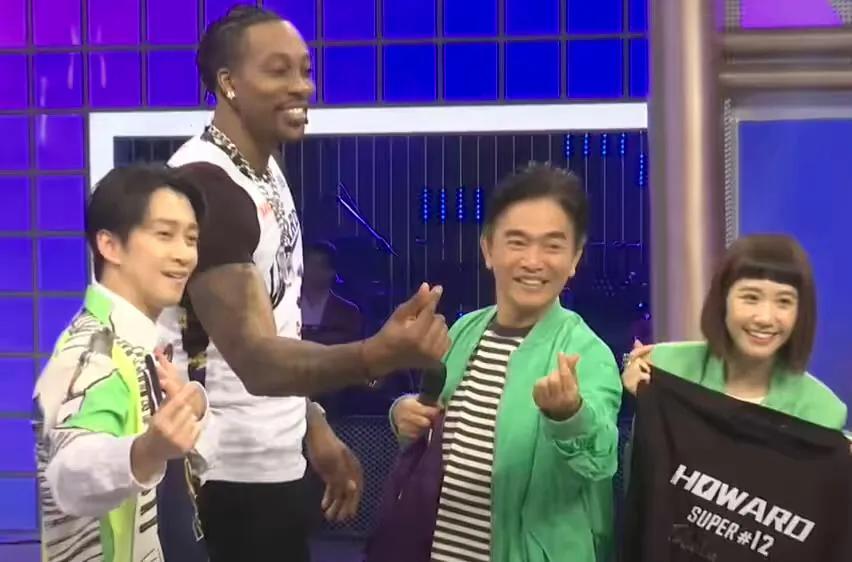 在台湾，霍华德又好好的享受了一次NBA巨星的待遇！有美女，有金钱，又有得玩，真有