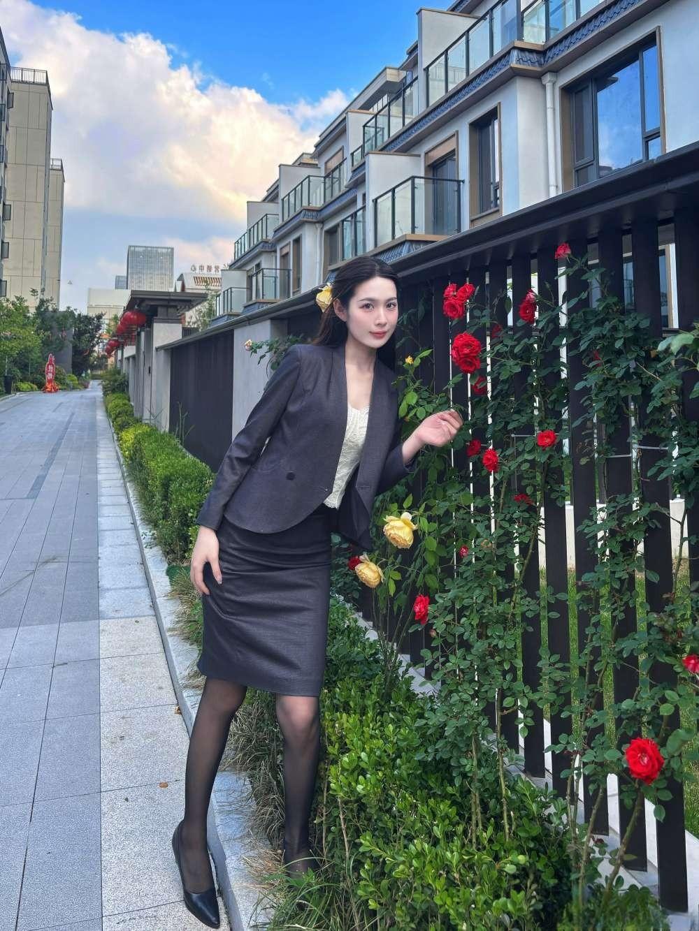 这套是“干练优雅的新中式”穿搭，灰调西装套装适配国风庭院场景，气场与东方韵味兼具