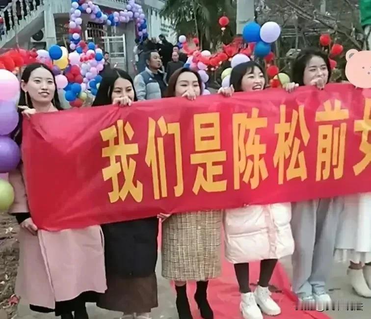 在婚礼现场，前女友们集体展开横幅，让新娘气得脸色发绿。
有一句古话说：水满则溢，