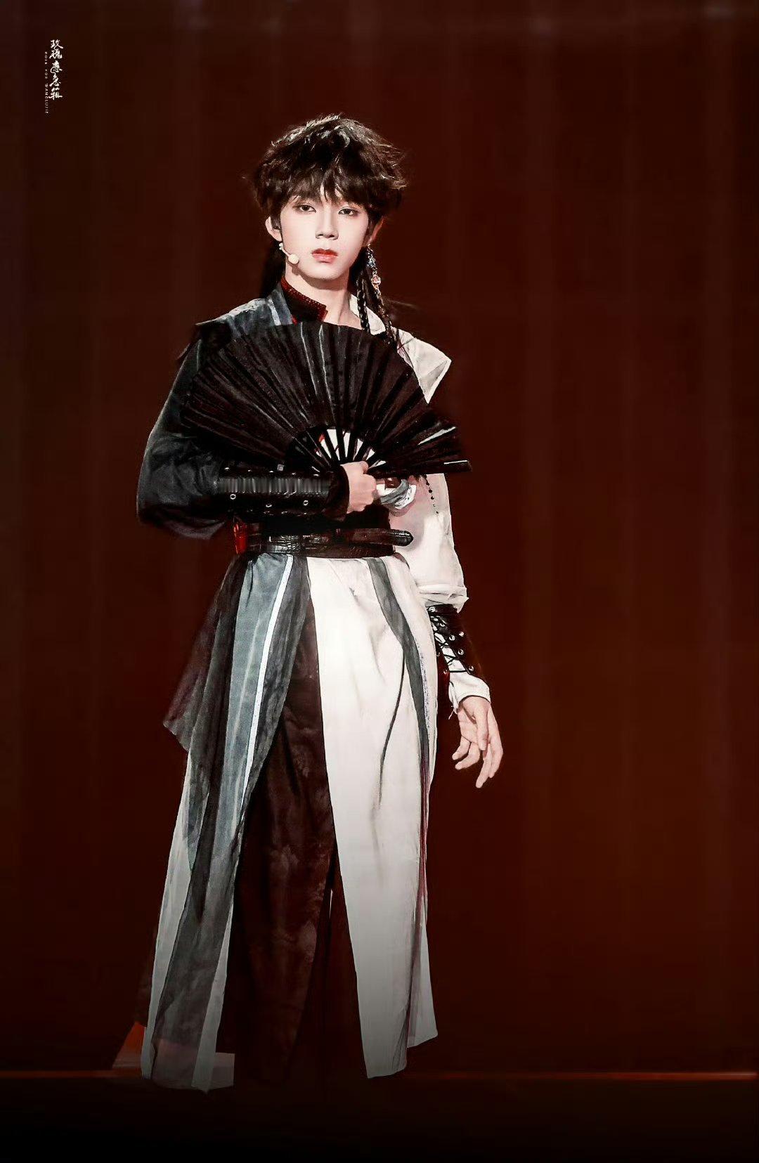 王橹杰古风造型身段和脸都太伟大了 