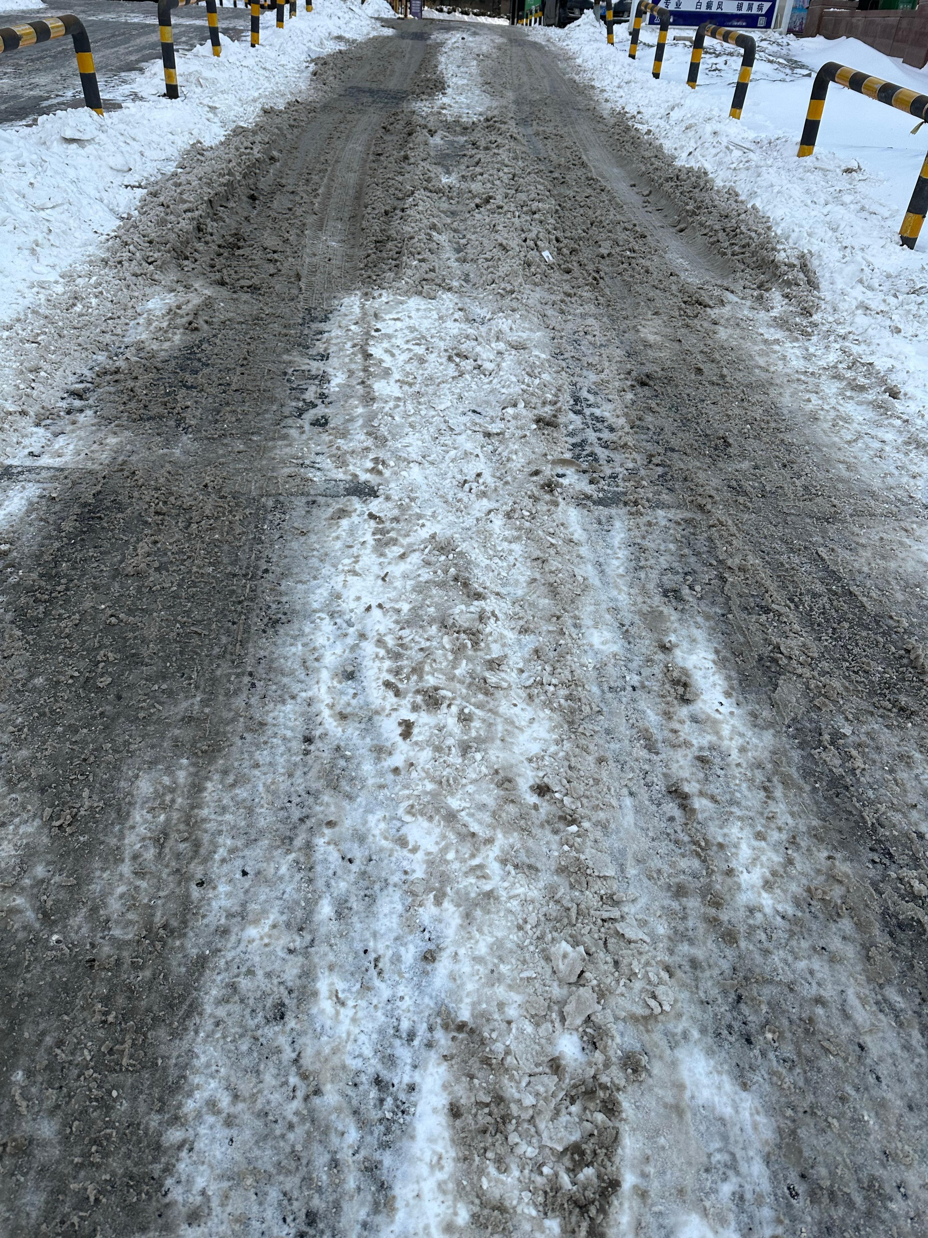 北方冬天会经常下雪，这是已知的，没搞懂为什么房地产开发商愿意用这种一落雪就滋溜滑