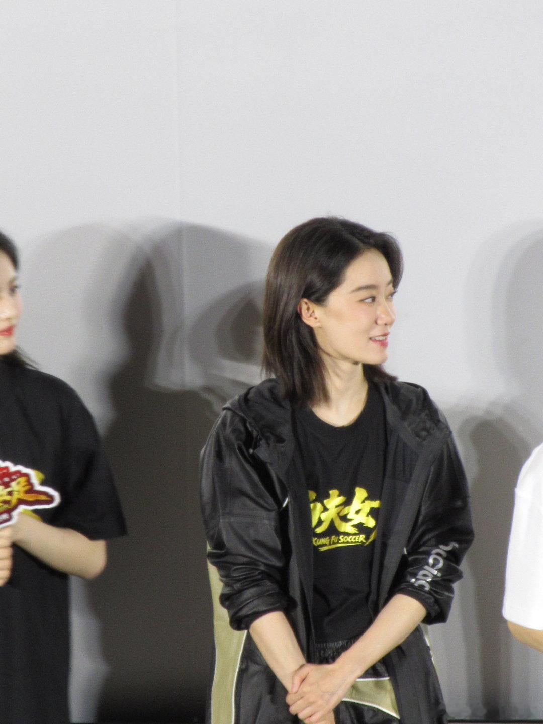 京东骑手送周星驰球鞋 喜欢星爷很多年的女骑手为星爷送上了手绘球鞋，跑单也跑出了自