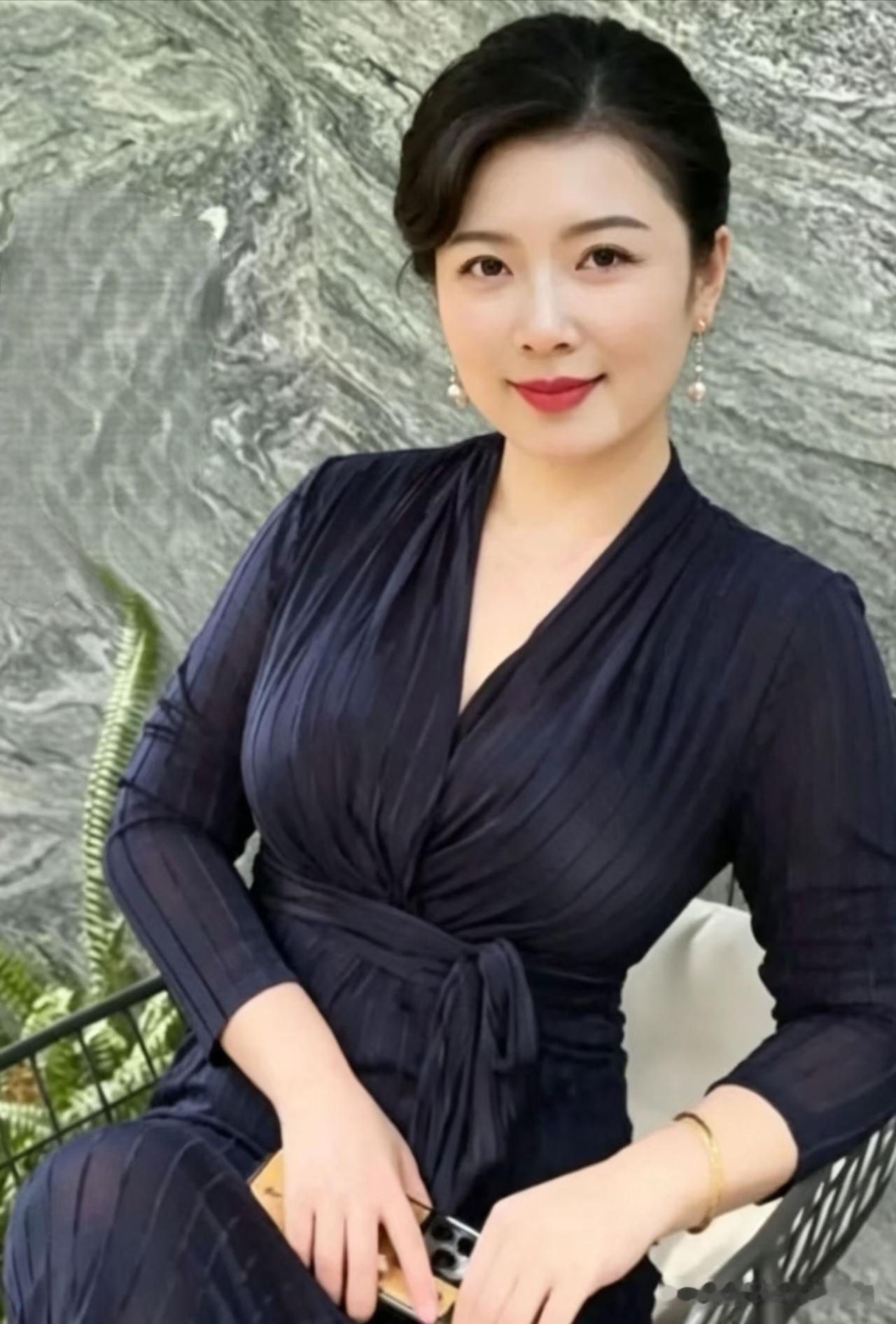 七律·娴姿
 
云鬓轻盘蕴雅芳，墨衫凝韵玉容彰。
珠钗垂耳添温婉，丹点樱唇溢暗香