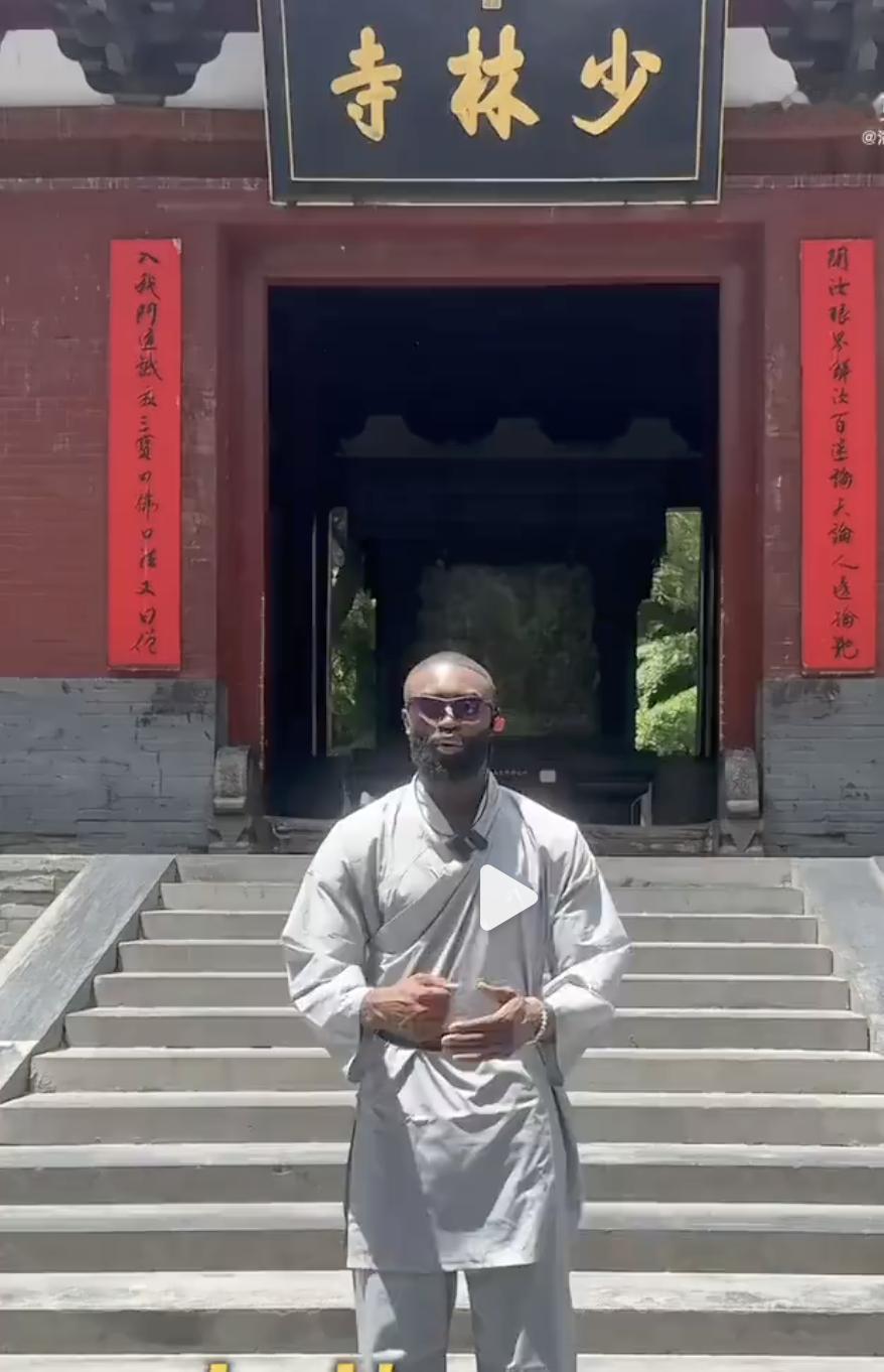 完了完了，文班的少林师兄弟越来越多了。

正处于休赛期的杰伦布朗也来了中国，并且