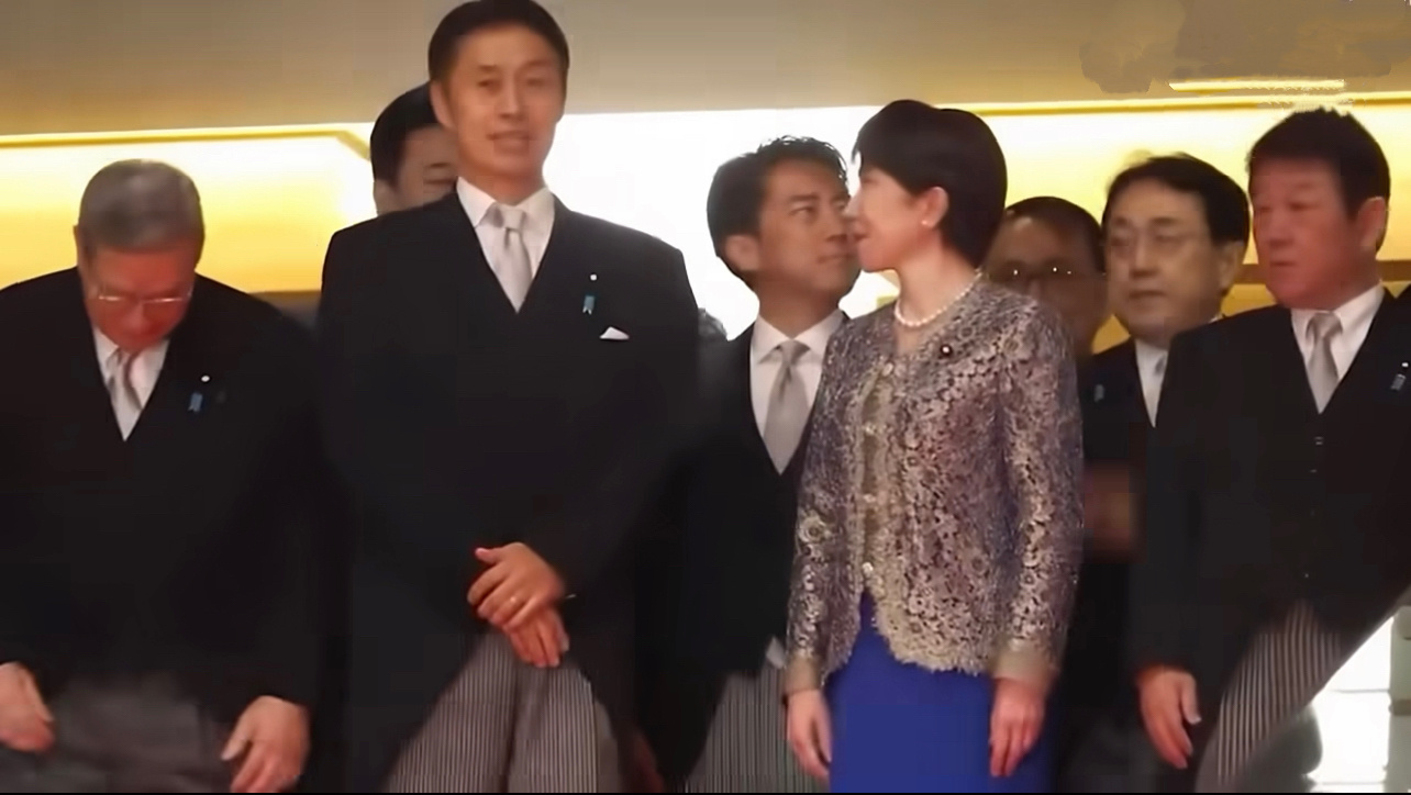 高市早苗凝视帅哥引热议所以这图里哪个是帅哥[费解] ​​​