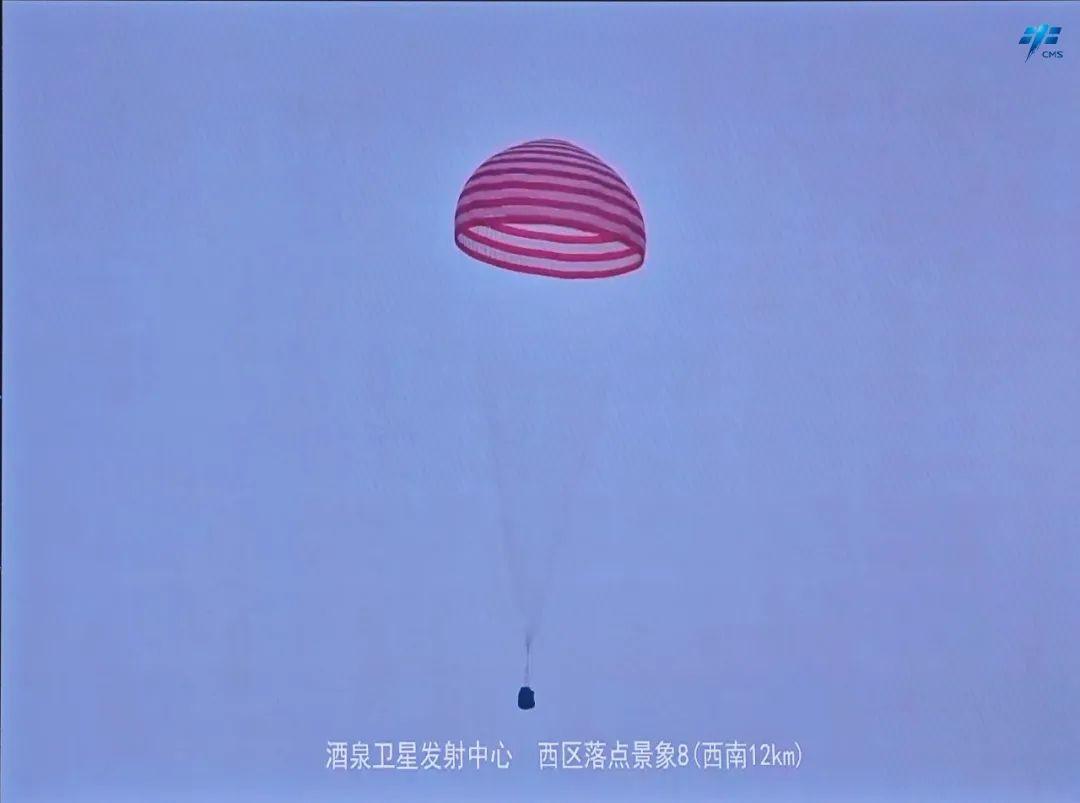馋涎欲滴——费俊龙回来已经吃上了：鸡汤面，两个煎鸡蛋和一份青菜；邓清明则是抚州米