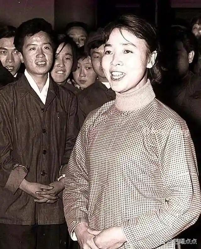 五十年代，田华老师下基层为工农兵演出，那时的大明星可真是一点架子也没有，很亲民啊