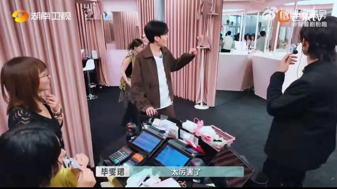 黄晓明掌管情绪价值的神巴黎合伙人名场面 晓明哥的隐藏技能被发现了！化妆时手法娴熟