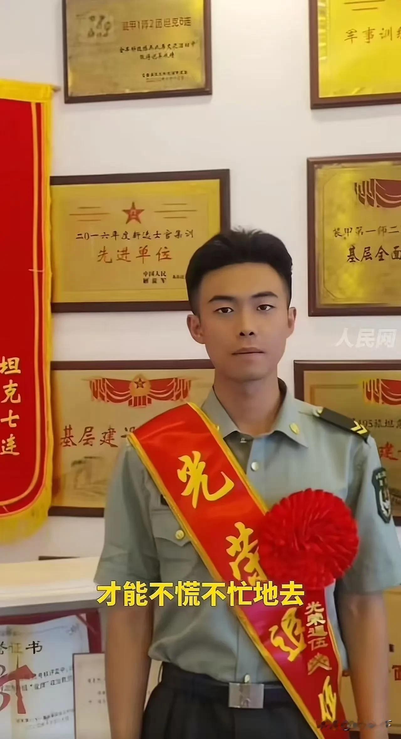 真英雄！[赞]23岁的王謇睿拖着行李箱，踏进家门——这是他退伍后第一次回家。桌上