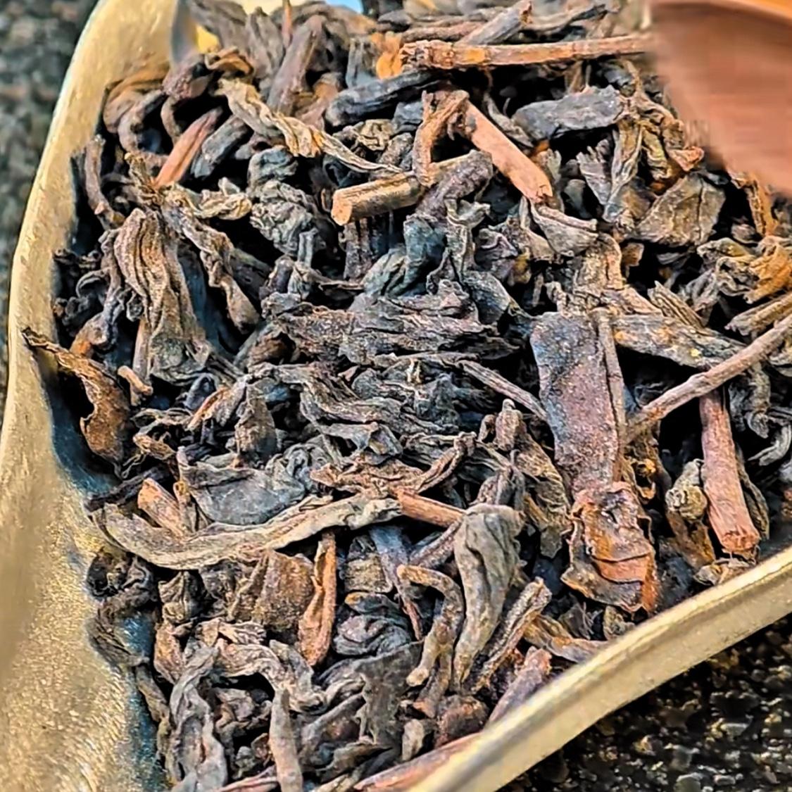 喝茶和爱喝茶完全是两类不同的人，喝茶的人往往爱自己多过爱茶，而爱喝茶的人，爱的是
