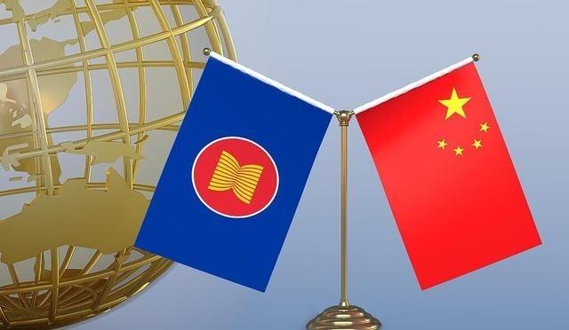 解放军准时派兵！18个国家，在俄罗斯集结。干一件大事。国防部新闻发言人蒋斌大校9