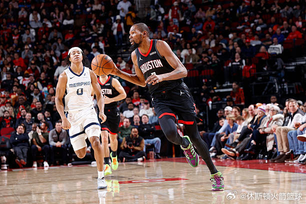 近5场比赛中，杜兰特场均能够砍下31.2分5.8板3.6助，三项命中率分别为53