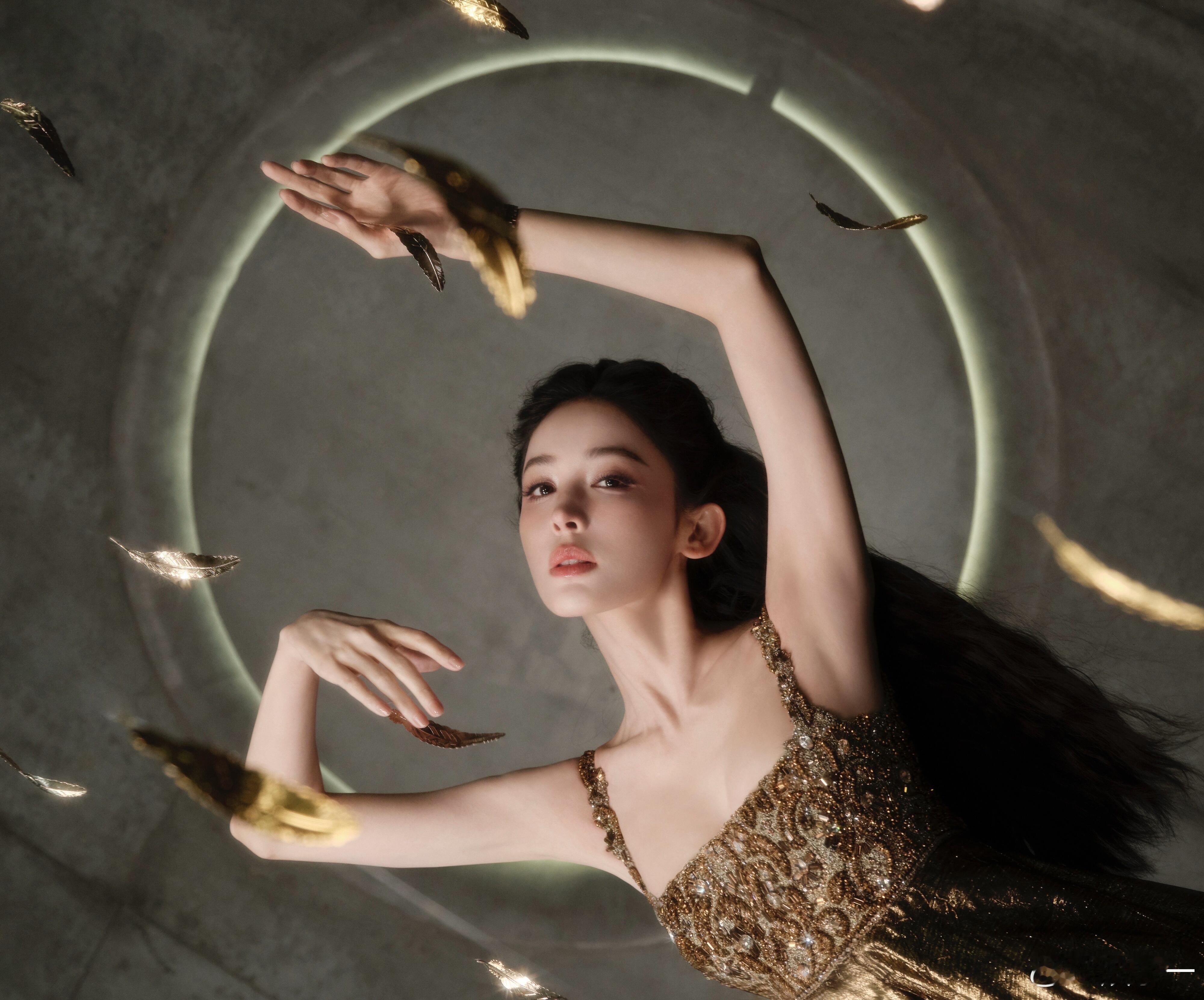 终于在内娱见到了浓颜系姐弟 早就觉得两人气质长相超贴，微博之夜同框直接实锤！同款