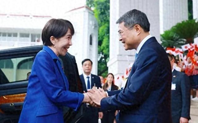 五一假期刚过，朋友圈里还在晒旅游照，东亚这边却上演了一出"三国联动"的大戏。日本