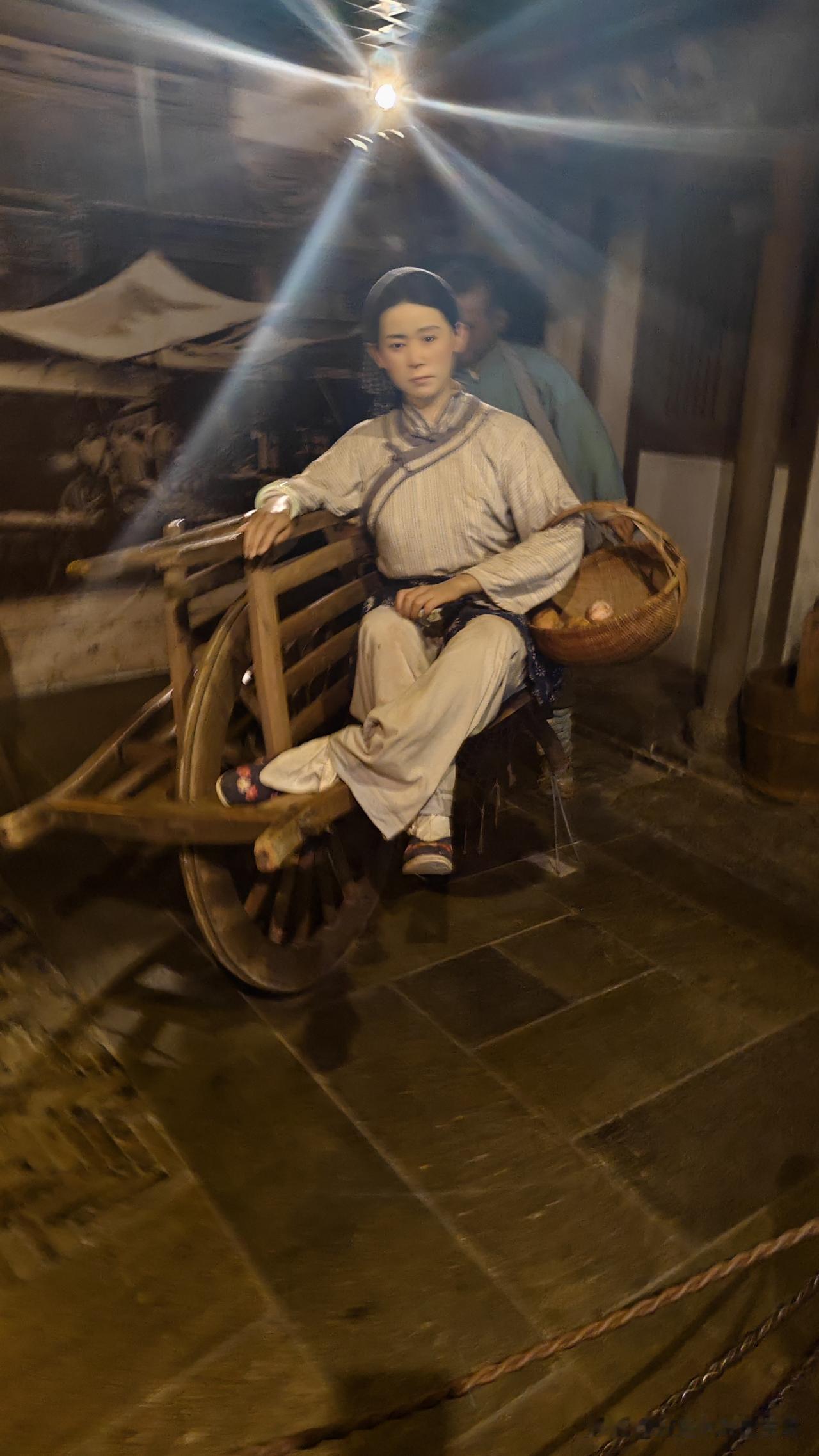 上海东方明珠隐藏宝藏展馆，太惊喜了！
 
逛完东方明珠各个观景台，坐电梯直达0米