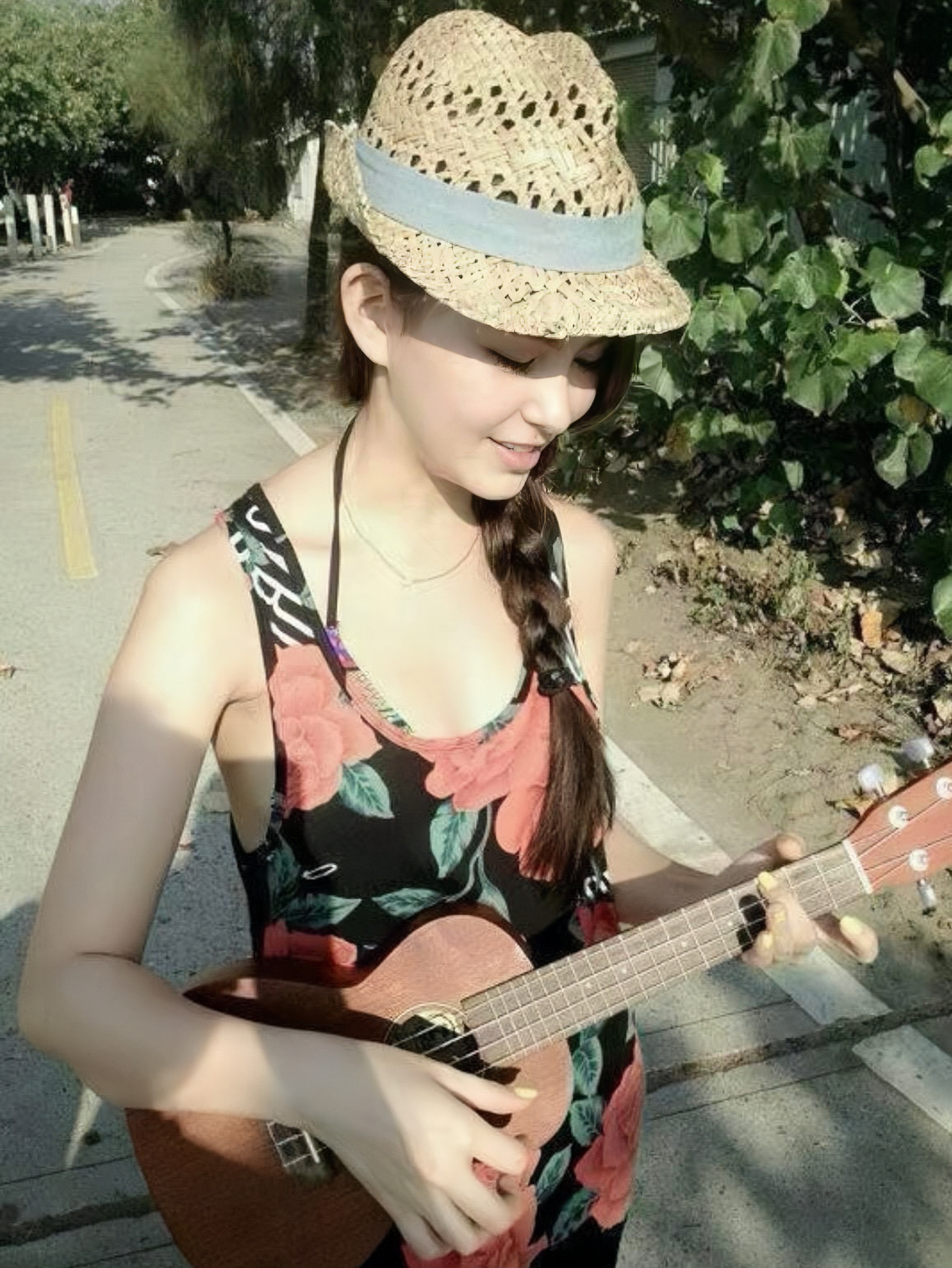 乌克丽丽在你身上就像一把放大的Guitar～周杰伦这首歌就是为昆凌写的吧哈哈哈