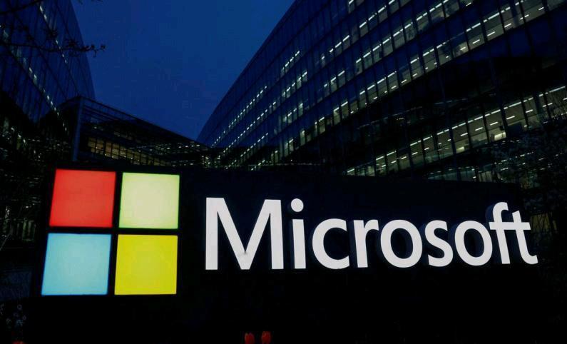 《华尔街日报》11月13日引述知情人士称，美国电商巨头亚马逊正与微软公司联手推动