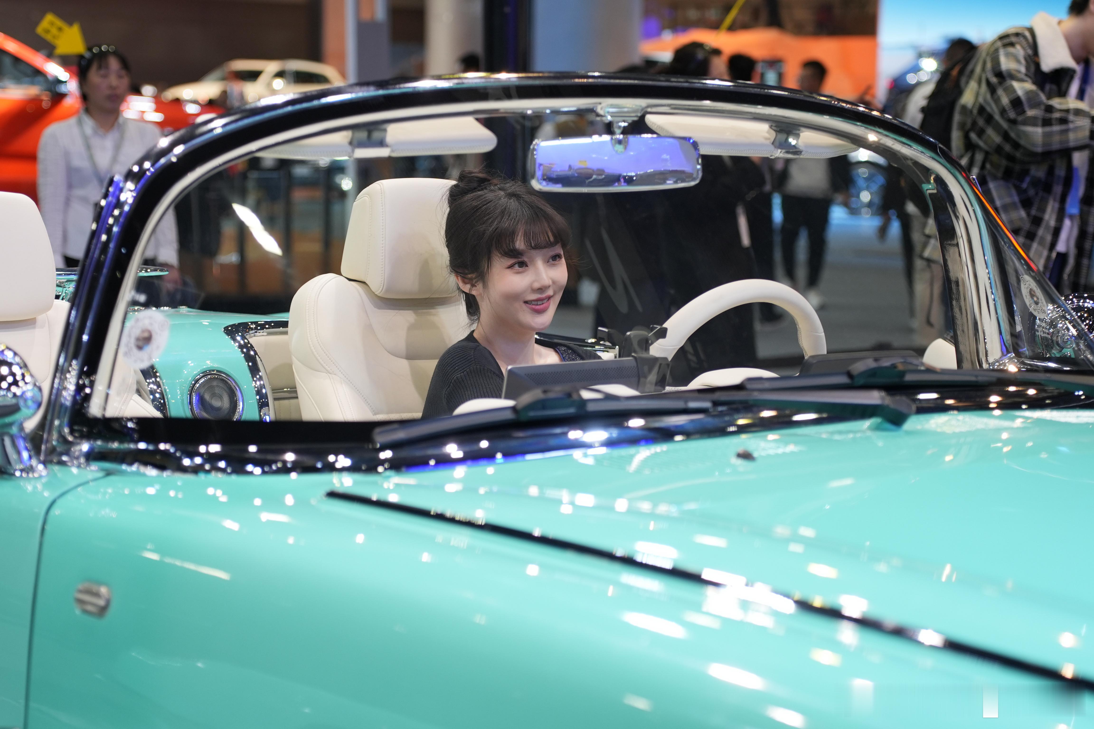 今年的广州车展，我只有在松散的展台才走不动道儿。讲真松散的车只要不动起来，那就是