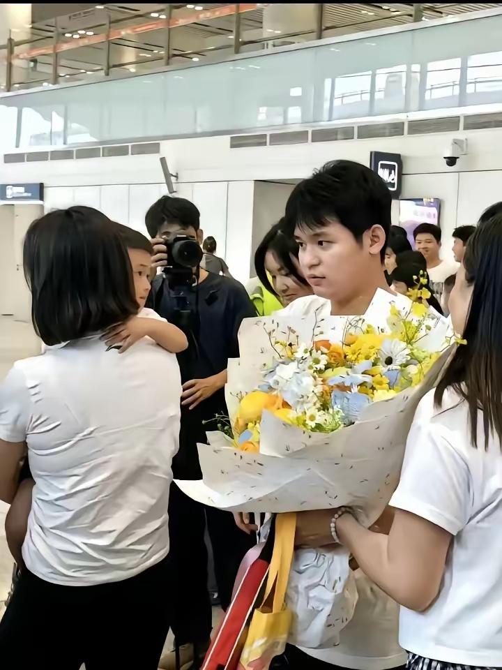 林诗栋夺冠回国，出机场那一刻，所有人都看傻了。他没扑向人群里的亲妈，而是单膝往下