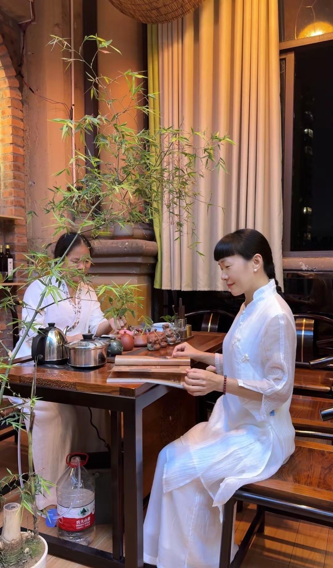 穿禅服不是装清高，是真觉得日子太吵了，想静一静。
不是买一堆麻布衣，是选三件穿一